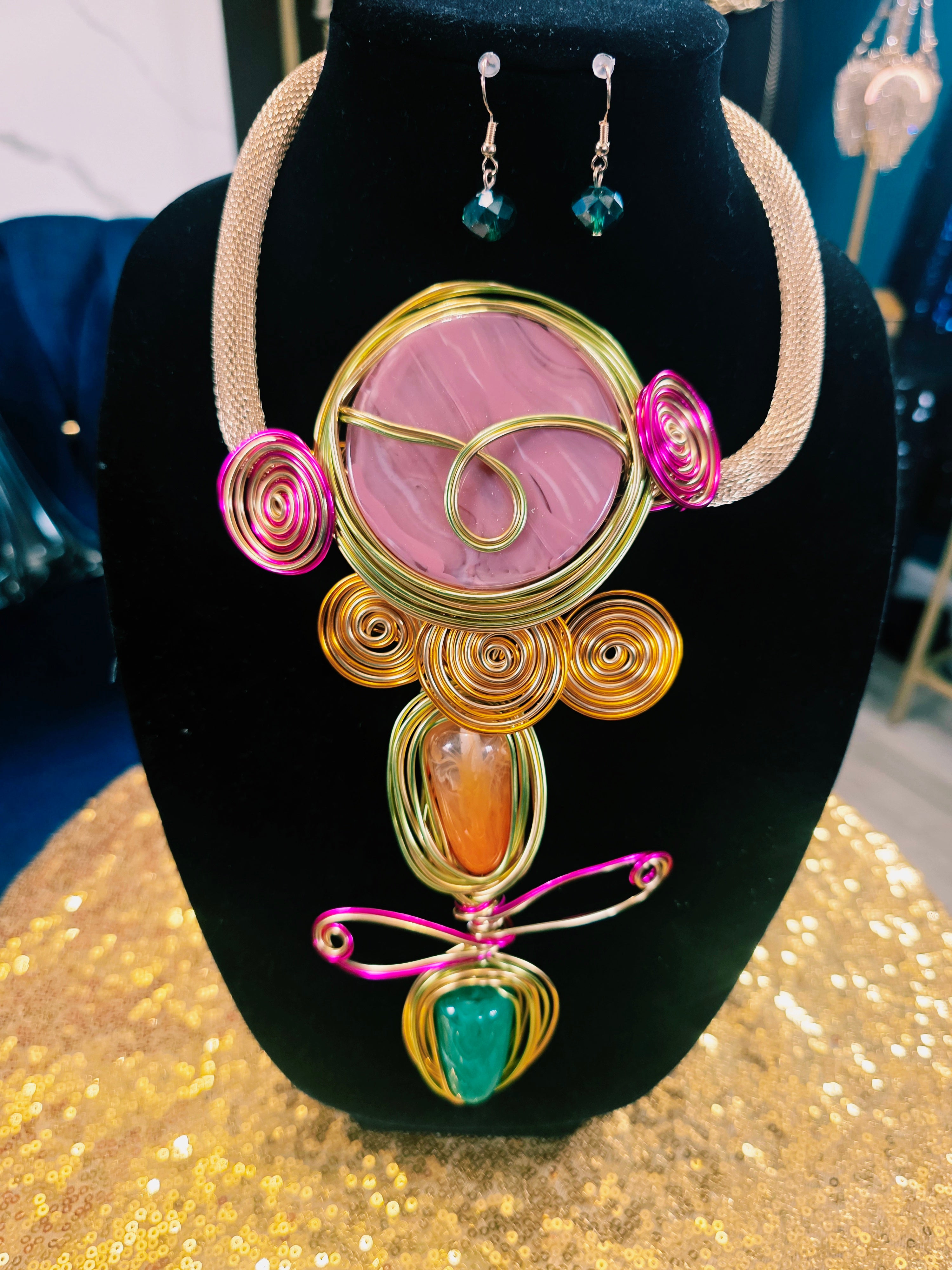 An Eccentric Piece of Colors Necklace Set