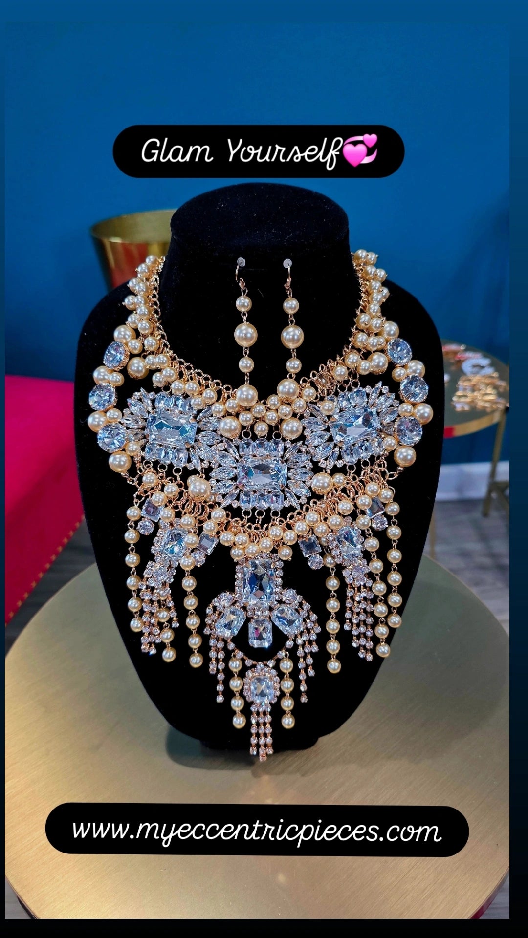 World of Rhinestone and Pearls Necklace Set
